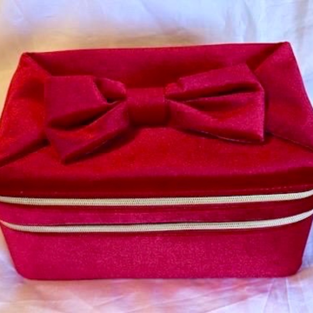 💲SALE💲 Estee Lauder Two Section Train Case